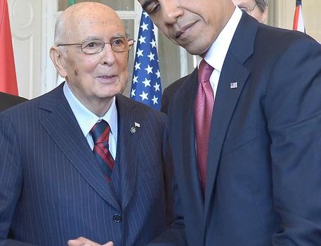 Redazione di Operai Contro, con tutti gli incesamenti a Renzi l’avevamo dimenticato. C’è ancora e parla “Il presidente Giorgio Napolitano torna sul clima percepito durante la sua partecipazione alla celebrazione per il 70/mo l’anniversario dello sbarco in Normandia e, in un colloquio con il Corriere della Sera, pone l’accento sulle attese nei confronti delle immediate prospettive italiane e sottolinea che il presidente Usa Barack Obama e la cancelliera Angela Merkel coltivano una motivata “fiducia” verso l’Italia e considerano una “svolta positiva” quella registrata negli ultimi mesi a Roma.    Il capo dello Stato rivela il commento di Obama e Merkel […]