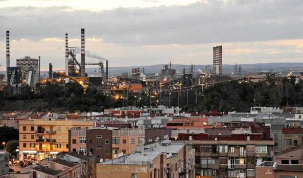 Redazione di Operai Contro, I giudici da giovedì mattina cominciano l’udienza preliminare del processo contro 52 imputati coinvolti nel disastro dell’Ilva di Taranto. Il cinema è già pronto a raccontare drammi e veleni, inquinamento e morti atroci consumate all’ombra del Siderurgico che spande Polvere rossa. Intanto la Magistratura a Taranto continua il ping-pong e spesso interviene il padreterno per eliminare gli imputati. T’invio un articolo Un lettore  È proprio Polvere rossa il titolo del film tratteggiato con il magistrato-scrittore Giancarlo De Cataldo da Marco Amenta, il regista ora pronto a girare in Puglia muovendosi fra “opposte barricate”, come chiama «quelle di chi […]