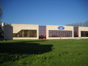 Redazione di Operai Contro, Danone ha annunciato la chiusura di tre impianti in Europa, tra cui quello italiano di Casale Cremasco (con la perdita di 100 posti di lavoro), visto che dal 2010 la frenata dell’economia nel Vecchio Continente ha costantemente eroso le vendite. Oltre a Casale Cremasco a farne le spese saranno l’impianto tedesco di Hagenow (70 gli esuberi) e quello ungherese di Budapest (155 i posti a rischio). La ristrutturazione, da completarsi entro la metà del 2015, sposterà gradualmente la produzione di latticini verso Belgio, Francia, Polonia e altri impianti in Germania. La crisi non era finita? […]