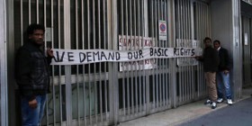 Nuove proteste tra i rifugiati ospiti nel Centro di accoglienza per richiedenti asilo (Cara) di Castelnuovo di Porto, a 30 km da Roma, gestito dalla cooperativa Auxilium. Questa mattina intorno alle 7 un gruppo di migranti ha occupato la via Tiberina, bloccando il traffico per protestare contro le condizioni di vita nella struttura e per rivendicare il cosiddetto ‘pocket money’, il contributo giornaliero che spetta agli ospiti dei centri di accoglienza. Gli immigrati hanno bloccato la circolazione esponendo striscioni e cartelli con la scritta “Trattateci come esseri umani”. Molti di loro si sono anche sdraiati a terra. Sul posto sono intervenute anche le forze dell’ordine che hanno […]