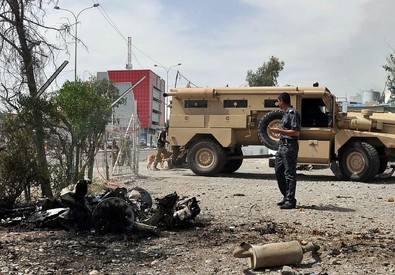 Redazione di Operai Contro, i padroni USA e quelli occidentali hanno portato la guerra civile in Iraq. Almeno 59 persone sono morte durante scontri tra le forze di sicurezza e gli insorti a Mosul, nel nord dell’Iraq, dove sempre a causa dei combattimenti hanno perso la vita ieri decine di persone: lo hanno reso noto un ufficiale della polizia e un dipendente dell’obitorio locale. Le vittime odierne sono 21 poliziotti e 38 insorti. A Baghdad una raffica di autobomba, almeno sei, hanno colpito principalmente i quartieri sciiti alla periferia della capitale. Ci sarebbero almeno 60 morti. A Ramadi (100 km ad ovest […]