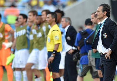 Redazione di Operai Contro, lo stato Italiano ha speso milioni di euro per mandare in brasile 11 broccoletti con famiglia a fare le ferie in Brasile. Cesare Prandelli lascia, e con lui si dimette anche Giancarlo Abete. E il calcio italiano crolla tutto. I Milioni di euro spesi per 11 brocoletti e quando si tratta degli operai lo stato dei padroni piange miseria. Prandelli si lamenta:. ”Siamo l’unica nazionale che parte senza il tifo della sua gente, poi però si chiede col Mondiale di risollevare le sorti della nazione: quando siamo partiti quasi ci vergognavamo di andare al Mondiale”, […]