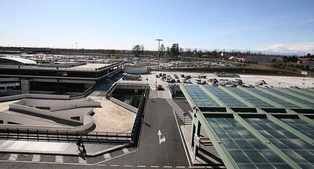 Redazione di Operai Contro, Venerdì 13 giugno si è conclusa con un NO secco la tre giorni di referendum tra i lavoratori di Sea Handling.  Una consultazione indetta per definire le condizioni di lavoro di chi entrerà in Airport Handling, la newco che dal 1 luglio 2014 si occuperà dei servizi aeroportuali a terra (check-in, carico e scarico, servizio rampa) per le compagnie aeree nello scalo varesotto e a Linate. I 2.218 lavoratori della società, in procinto di chiudere i battenti il 30 giugno, hanno bocciato l’ipotesi di accordo tra Sea e organizzazioni sindacali (Filt Cgl, Fit Cisl, Uiltrasporti, Ugl, Flai e, in seconda […]