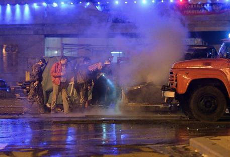 Redazione di Operai Contro, Mentre giornalisti e televisioni parlano di partite di calcio, vengono nascoste le proteste in Brasile, la guerra in Ucraina, la disfatta USA in Iraq, la guerra in Afghanistan. Le truppe ucraine hanno ripreso il controllo della città portuale di Mariupol. Lo annuncia il presidente ucraino Petro Poroshenko sul sito ufficiale della presidenza ucraina. Russia, nessun vertice Ue-Kiev-Mosca su gas a breve Non ci saranno vertici a tre Ue-Ucraina-Russia sul gas nei prossimi giorni. Lo fa sapere il ministero dell’Energia di Mosca precisando che la Russia “attende il versamento” di parte del debito per il gas […]