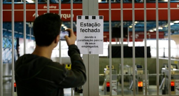 Quinto giorno di sciopero consecutivo per i dipendenti della metropolitana di San Paolo; la protesta sta bloccando il traffico cittadino e creando numerose tensioni tra polizia e manifestanti, nonostante sia già stata giudicata ‘illegale’ dal Tribunale regionale del lavoro. La città, che tra tre giorni ospiterà Brasile-Croazia, la partita di apertura dei mondiali, è ancora paralizzata. I lavoratori chiedono un aumento dello stipendio pari al 12%, che finora è stato negato dalla compagnia che gestisce la metropolitana, visto che il costo dei biglietti negli ultimi mesi è rimasto lo stesso. Il segretario generale del sindacato Alex Fernandes ha avvertito che se le autorità non apriranno una trattativa, i lavoratori cercheranno di bloccare la […]