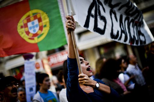 Redazione di Operai Contro, 485 euro al mese di salario minimo sono troppi, specialmente se ai giovani: è con questo messaggio che la Troika sembra volersi presentare in Portogallo per una nuova missione di ispezione. E troverà un paese sempre più preda di proteste e scioperi, dopo che il Parlamento ha appena varato un nuovo piano di bilancio improntato all’austerità. Il paradosso è che ormai le richieste dei tecnici di Commissione europea, Bce e Fmi, vengono osteggiate perfino dalle imprese. “Non è diminuendo i salari che si farà ripartire l’economia”, ha affermato Antonio Saravia, presidente dell’equivalente portoghese di Confindustria. […]