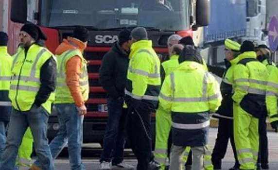 Redazione di Operai Contro, per noi operai continua la cig e i licenziamenti  Presidio dei lavoratori della Reefer Terminal sotto la sede dell’Autorità Portuale in via Gramsci a Savona previsto per martedì prossimo dopo che è ventilata l’ipotesi di un taglio di 60 posti di lavoro. Per 70 dei 168 dipendenti del terminal di Vado resta in vigore, fino alla fine dell’anno, la cassa integrazione a rotazione. Per martedì prossimo all’Autorità portuale è previsto un incontro istituzionale che vedrà partecipare la stessa Authority, la Regione, la Provincia e il Comune di Vado. “Qualche timido segnale di ripresa lo abbiamo […]