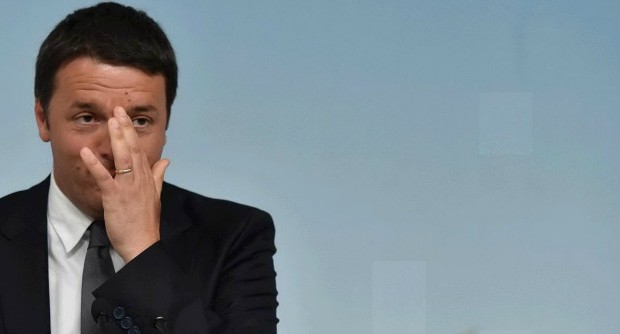 Redazione di Operai Contro, Matteo Renzi rilancia il suo bluff. Dopo il bagno elettorale fa ripartire l’orologio, in tutti i sensi. Ricordiamo che alle elezioni del 25 Maggio gli operai non hanno votato Ricordiamo che il Partito di Renzi ha preso il 40% del 57% cioè il 22% dei votanti Ricordiamo che gli astensionisti hanno ottenuto il 43% sul 100% Renzi rilancia le Riforme istituzionali, del fisco, della giustizia, della Pubblica amministrazione. Tutte questioni già sul tavolo, già dal giorno della celebre conferenza stampa con le slide. Nel primo calendario di Renzi le riforme dovevano essere già fatte. Ma l’orologio riparte da ora. E […]