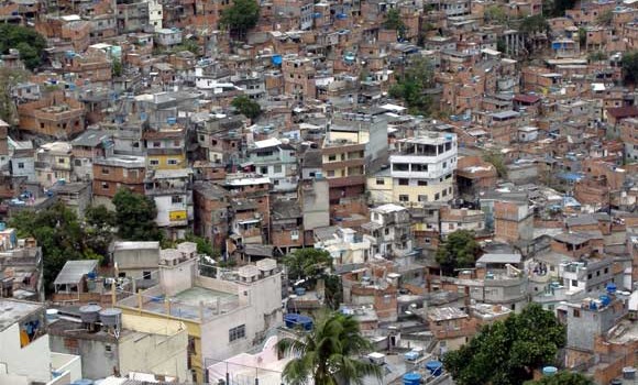 Redazione di Operai Contro, i padroni italiani spendono 5 milioni di euro per la squadra italiana. Televisioni e giornali ci presentano il bel Brasile e avvertono pedofili e puttanieri che troveranno ciò che desiderano. La realtà delle favelas è diversa T’invio un articolo Un lettore Lo spirito della Coppa, qui, ancora non si sente. E non potrebbe essere altrimenti, poiché finora abbiamo pagato le conseguenze dell’evento”. Barbara Olivi vive la Rocinha da 14 anni, quando ha lasciato il suo lavoro da agente immobiliare a Milano per trasferirsi nella più grande delle 1024favelas di Rio de Janeiro. Alla Rocinha, che vuol dire “piccolo […]