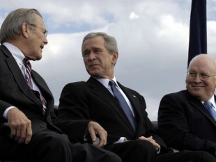 I ribelli dello Stato islamico dell’Iraq e del Levante (Isis) stanno estendendo il loro controllo nella zona più ricca di petrolio del Paese. Mezzo milione di profughi. Premier iracheno ha chiesto al parlamento di dichiarare lo stato di emergenza Iraq la guerra continua Consigliamo la lettura http://www.tlaxcala-int.org/article.asp?reference=9441 Nella foto tre criminali di guerra USA