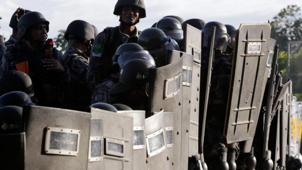 Redazione di Operai Contro, i lavoratori portoghesi non vedono la TV italiana. Non hanno potuto sentire le farneticanti parole del papa di Roma. Una manifestazione dei lavoratori della metro di San Paolo, vicino alla stazione di Carrao, è stata attaccata della polizia militare. La polizia militare di San Paolo ha fatto uso di gas lacrimogeni e pallottole di gomma per disperdere i lavoratori che manifestavano contro i Mondiali e tentavano di raggiungere lo stadio Itaquerao, dove tra poche ore si giocherà la partita inaugurale Brasile-Croazia. Almeno 3 manifestanti sono stati arrestati e una decina feriti. “Senza diritti, niente Mondiali”, intonano […]