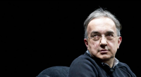 Redazione di Operai Contro, in Italia abbiamo due grandi innovatori: Renzi e Marchionne. Ognuno può scegliere. Sergio Marchionne afferma: “Il contratto aziendale di Fiat, sottoscritto alla fine del 2011(dai sindacalisti mazzettari:  nota della redazione) in sostituzione di quello in vigore a livello nazionale per i metalmeccanici, dovrebbe diventare “un modello per un’Europa e un’Italia nuova, che cominci ad affrontare la concorrenza in una maniera aperta”. Marchionne fa questa affermazione nonostante il gruppo Fiat-Chrysler sia alle prese, in Italia, con una difficilissima trattativa per il rinnovo della parte economica dell’accordo. In pratica la FIAT ha rotto la trattativa sugli aumenti salariali. La FIAT vuole […]