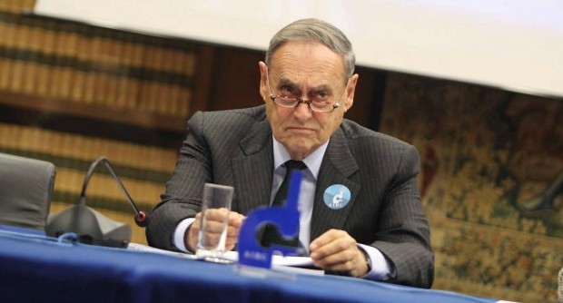 Redazione di Operai Contro, i padroni assassini degli operai, presiedono le associazioni per la ricerca sul cancro. Si capisce bene come funzionino queste associazioni T’invio un articolo Un operaio della Pirelli Decine di milioni di euro sono sono altrettante buone ragioni per seguire il processo Pirelli per le morti da amianto, entrato da poco nella fase dibattimentale presso il tribunale di Milano. Si tratta di 55 milioni di euro nel 2012, più di 60 milioni nel 2011 e così a ritroso fino al 2006: soldi che gli italiani hanno affidato all’Associazione italiana per la ricerca sul cancro (Airc) attraverso il 5 per [&hellip;]