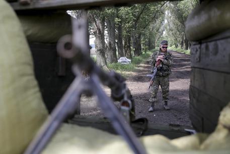 Lettori,  riportiamo le cronache della guerra in Ucraina perché la stampa dei padroni occidentali vuole farla passare come una normale azione di polizia. L’Ucraina non esiste più. Da una parte i soldati e i mercenari del re del cioccolato autoproclamatosi presidente dell’Ucraina. Dall’altra una larga parte della popolazione delle regioni confinanti con la Russia che chiedono l’indipendenza e hanno chiesto l’appoggio dei russi. I padroni russi appoggiano i ribelli, ma fanno accordi con il re del cioccolato di Kiev Operai guerra ai padroni Sono ripresi nella notte i bombardamenti dell’artiglieria dei padroni di Kiev sulla martoriata città di Sloviansk, […]