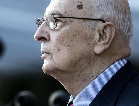 Egregio Direttore, Napolitano ha inviato un dispaccio (quasi segreto) al governo per esautorare il Parlamento sulla questione degli aerei da guerra F-35. Nel dispaccio Napolitano ordina al governo di non tagliare neanche di un centesimo gli stanziamenti miliardari per acquistare gli aerei da guerra F-35. Napolitano è un veterano della politica dei padroni e da ordini al governo dei padroni. Per Napolitano è consuetudine dare ordini al governo. Quelli che pensavano di aver scelto il governo con il voto ne traggano le conclusioni. Per 60% degli elettori che non votano più, un ulteriore conferma della farsa elettorale. Saluti da […]