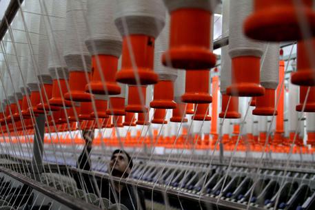 Redazione di Operai contro,  L’India e’ diventato il secondo piu’ importante Paese esportatore di tessili del mondo dopo la Cina, superando Germania ed Italia. Lo sostiene il Consiglio di promozione dell’export di abbigliamento (Aepc) indiano, citando cifre rese disponibili dall’UN Comtrade, organismo delle Nazioni Unite. Secondo queste statistiche, pubblicate oggi da The Times of India, fra il 2012 ed il 2013 la Cina e’ passata da 246 a 274 miliardi di dollari di valore dell’export globale di tessili, con un incremento dell’11%. Nello stesso periodo l’India e’ cresciuta da 33 a 40 miliardi di dollari, con un +21%, risultato […]