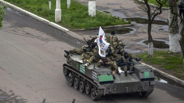 Giornata di sangue in Ucraina. 49 soldati di Kiev sono morti su un aereo militare abbattuto nei cieli di Lugansk dai separatisti. L’aereo stava trasportando attrezzature militare quando è stato abbattuto era in fase di atterraggio nell’aeroporto della capitale dell’autoproclamata Repubblica popolare separatista nell’est dell’Ucraina. La procura generale di Kiev ha annunciato di aver aperto un’inchiesta per “attacco terroristico”. Il presidente ucraino, il plrimiliardario, Petro Poroshenko ha promesso una “risposta adeguata” ai separatisti dopo. “Coloro che sono coinvolti in un atto terroristico di tale portata saranno puniti”, ha detto. Nelle ultime 24 ore, fa sapere il ministro della Difesa di Kiev, […]