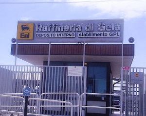 Redazione di Operai Contro. i tavoli non servono a niente agli operai Si chiude con una rottura il tavolo sullo stabilimento Eni di Gela al ministero dello Sviluppo economico. Secondo quanto si apprende da fonti sindacali, l’azienda «è rigida sulla chiusura di Gela», ha respinto la proposta dei sindacati di riavviare gli impianti come condizione per aprire un confronto sulla riconversione. «L’Eni parla di una chiusura della raffineria e di un impianto di biocarburanti che occuperebbe 250 persone per un investimento di 250 milioni». Lo afferma il presidente della Regione Sicilia, Rosario Crocetta, a margine del tavolo su Gela […]