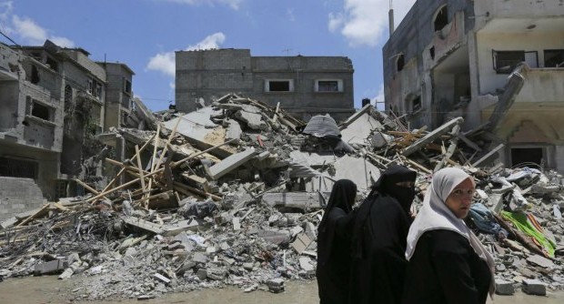  Le  bombe israeliane colpivano laStriscia di Gaza una volta ogni cinque minuti: oltre 2000 morti e più di diecimila feriti.  Gli ordigni, carichi di mezzo tonnellata di esplosivo, sganciati dall’aviazione israeliana hanno spinto  più di 500mila persone, 30% della popolazione gazawi, a lasciare le proprie case. Molti hanno trovato rifugio nellascuole delle Nazioni Unite, talvolta colpite anch’esse dai raid, ma alla fine dei bombardamenti in oltre 20mila non sono potute tornare alle proprie case. Secondo i dati dell’Ocha sono 17mila le abitazioni distrutte e quasi 40mila quelle rese inagibili. La ricostruzione non è partita, mancano i materiali edili. Israele […]