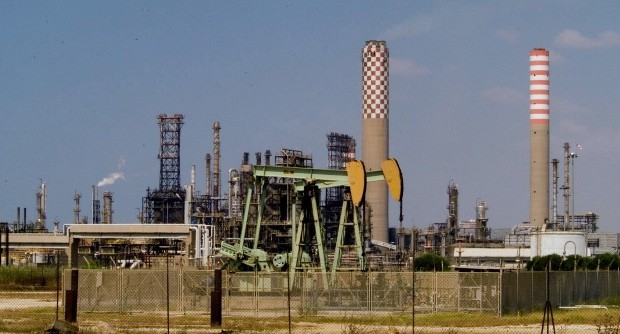 Redazione di Operai Contro, per decenni la raffineria di Gela ha ucciso operai, donne e bambini. Ora i padroni hanno deciso di chiudere, 3500 operai saranno licenziati Già nei giorni scorsi gli operai hanno bloccato la raffineria I sindacati in questi anni hanno ricattato gli operai e li hanno costretti a lavorare morendo. Il ricatto era sempre lo stesso: se gli operai si ribellano l’Eni chiude. L’Eni chiude anche se gli operai non si mribellano Operai occupiamo la raffineria, blocchiamo il gas che arriva dalla Libia, cacciamo a calci i sindacalisti. Cgil, Cisl e Uil sono particolarmente preoccupati per […]