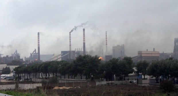 Redazione di Operai Contro, Se l’Ilva dovesse fallire le garanzie ci saranno per le banche, ma non per gli operai. È una delle novità introdotte dall’ultimo decreto “salva Ilva” approvato poche ore fa dal Consiglio dei ministri. È stato il premier Matteo Renzi, nel corso della conferenza stampa, ad accennare che il “il decreto Ilva è stato approvato” Nella nuova versione del decreto, quindi, ci sono esclusivamente “la riorganizzazione dei tempi di risanamento” e le garanzie per il prestito ponte delle banche:. il testo afferma che “l’impresa commissariata” può chiedere “di essere autorizzata a contrarre finanziamenti, prededucibili” per “porre in […]