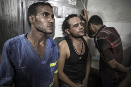 Redazione di operai Contro,  L’esercito israeliano ha chiesto ai Palestinesi di Sajaya e di Al-Zaytun di lasciare le proprie case e di dirigersi verso la parte centrale di Gaza ed ha ripreso i bombardamenti. Un commando Palestinese è riuscito a penetrare nelle zone israeliane di Shar HaNegev, nel sud di Israele uccidendo più di dieci soldati israeliane Le sirene stanno risuonando nel nord di Israele, nelle zone sotto Haifa. L’allarme anti razzi è scattato a Hadera, Zichron Yaakov e Cesarea. Un missile Israeliano ha ucciso sette bambini palestinesi  nel campo profughi di Shati, a nord di Gaza. I bambini sono […]