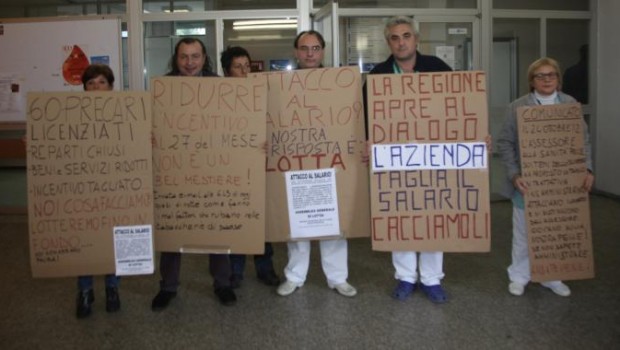 invio comunicato della segreteria aziendale + volantino sui due licenziati + il paolaccio express + link sull’inchiesta che vede coinvolto il nostro ex direttore sbardolini. pino   Comunicato INTERRUZIONE DI PUBBLICO SERVIZIO È PER CHI CHIUDE I POSTI LETTO E REPARTI OSPEDALIERI, NON CHI RIVENDICA ASSUNZIONI  E QUALITÀ DELL’ASSISTENZA. Dopo il licenziamento in tronco di due lavoratori affetti da problemi di salute e con un’anzianità di servizio di oltre 20 anni, l’Amministrazione leghista insediatasi al San Paolo nel 2011 vuole ora disfarsi dei sindacalisti che stanno difendendo i lavoratori lasciati a casa. Il 17 Luglio difatti, il rappresentante dell’Usi […]