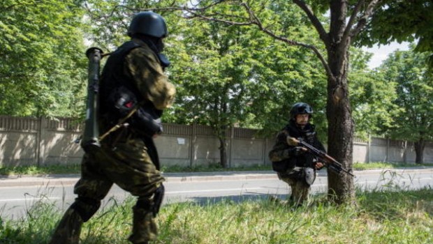 CRONACA Nei combattimenti a Gorlivka sono state uccise 13 persone, tra cui due bambini. Lo riferiscono le autorità di Donetsk. Gorlivka è a 250 chilometri da Donetsk, nell’area dove si concentra il conflitto ucraino.   Lo scontro armato tra le truppe di Kiev e i ribelli non si è mai fermato I governi fingono di ignorare il conflitto e emanano sanzioni contro la Russia. La Russia emana sanzioni contro i governi occidentali e la Russia. L’unico sbocco è la terza guerra mondiale  