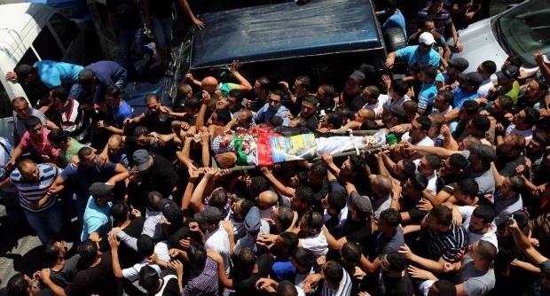 Redazione di Operai Contro, la strage dei Palestinesi di Gaza dimostra l’impotenza dell’ONU, la complicità dell’europa con gli assassini, ha messo in luce che  i padroni italiani e il loro governo sono i primi fornitori di armi ad Israele. Non devono più raccontarci storie. I nazisti di Hitler e le borghesie occidentali sono state ieri i responsabili del genocidio degli ebrei, oggi sono con i padroni d’Israele i responsabili del genocidio dei palestinesi. Israele ha rifiutato la proposta di tregua avanzata da John Kerry. Dopo giorni di scontri nella Striscia e centinaia di morti, Hamas aveva acconsentito al cessate il fuoco proposto dal segretario […]