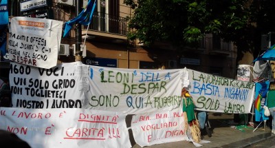 Redazione di Operai Contro Continuano i licenziamenti collettivi in tutta Italia, chiudono fabbriche piccole e grandi, di tutti i settori  industriali e commerciali dal Nord al Sud ma a Roma i nostri politici da Renzi a Berlusconi, da Napolitano ai Grillini cosa fanno per impedire la perdita di migliaia di posti di lavoro ? Nulla, ma proprio nulla, una schifezza unica, tipica di tutti i parlamentari lazzaroni e mantenuti, ladroni e corrotti che in questi giorni sono troppo impegnati a perdere tempo per le nuove riforme che alla fine servono solo ai loro interessi di partito. Nessuno di loro vuole difendere gli interessi […]