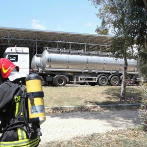 Redazione di Operai Contro, i due operai uccisi nello stabilimento Kyklos non è stato una fatalità. Gli operai sono costretti a lavorare con il pericolo costante di morire. Vi invio un articolo Un lettore Svolta nell’inchiesta sulla morte dei due operai presso lo stabilimento Kyklos di Aprilia, al confine tra le province di Latina e Roma. A 48 ore dalla tragedia consumatasi all’esterno dell’impianto di compostaggio controllato dall’Acea, dove vengono conferiti i rifiuti umidi dai Comuni romani e non solo, è emerso che il percolato stoccato nell’azienda – prodotto che non doveva rappresentare alcun rischio – conteneva percentuali elevatissime di […]