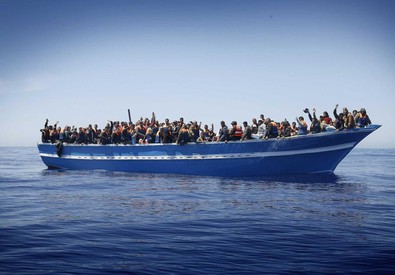 Redazione di Operai Contro, mentre in Libia infuria la guerra, i padroni occidentali (con in testa l’Italia) continuano la strage degli immigrati. Nuova tragedia dell’immigrazione al largo della Libia. Almeno 20 persone sono morte e decine sono ancora disperse in seguito al naufragio di un barcone a 100 km a est di Tripoli. “Una pattuglia della marina ha messo in salvo 22 migranti immigrati clandestini che erano aggrappati ai resti del loro barca”, ha detto il colonnello Kassem Ayoub, portavoce della Marina libica, aggiungendo che oltre venti corpi sono stati recuperati. Secondo i sopravvissuti – ha riferito – erano “circa 150″ i […]