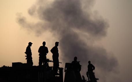 Cronaca Una prima breve operazione di terra è stata lanciata nella notte da Israele nel nord della striscia di Gaza. Il blitz è stato effettuato da un commando d’elite della marina. Un giovane palestinese di 14 anni è rimasto ucciso all’alba di oggi nella striscia di Gaza in un raid israeliano. Secondo la polizia di Gaza, 17 raid avrebbero colpito la regione tra le 4 e le 5 ora locale (le 3 e le 4 ora italiana). Al sesto giorno dei bombardamenti di Israele contro Gaza, il bilancio attuale è di 162 palestinesi uccisi e oltre 1200 feriti.. Il […]