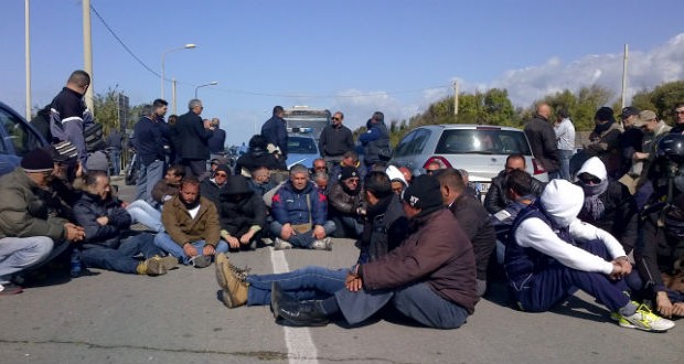  ANDREA TURCO  17 07 2014 Per una Raffineria che chiude si apre la stagione delle menzogne. Quelle dell’Eni e dal mai attuato piano di investimenti da 700 milioni di euro. Crocetta minaccia di revocare le autorizzazioni dopo averle concesse il mese scorso. Deputati sostengono i lavoratori senza aver lasciato traccia all’Ars. Persino industriali che se la prendono con la burocrazia Mentire in fondo è facile, è ricordare che è difficile. Quando l’Eni l’estate scorsa annunciò il piano di investimenti da 700 milioni di euro per rinnovare la Raffineria di Gela ci fu un tripudio generale. Un anno dopo l’idea […]