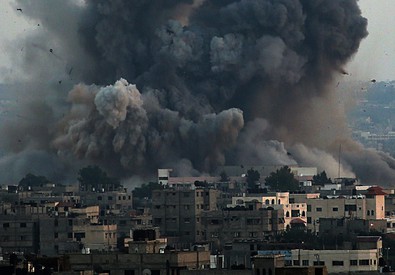Redazione di Operai Contro, Israele bombarda Gaza e si prepara ad invaderla per eliminare i palestinesi: uomini, donne e bambini. I giornali occidentali ed in particolare i giornalisti al servizio dei padroni italiani, continuano a parlare dei razzi di Hamas contro Tel Aviv. In Palestina si sta formando nei campi di concentramento una gioventù che conosce solo i bombardamenti e la guerra. I Palestinesi lottano per la loro libertà e diventeranno più feroci dei padroni israeliani I giornalisti al servizio dei padroni occidentali la smettano Le immagini che pubblichiamo dicono qual’è la verità Un osservatore