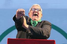 Caro Operasi Contro, il nazifascista Borghezio, non è stato ancora avvertito che nell’ultimo anno gli stranieri arrivati in Italia, barconi compresi, sono di meno degli italiani emigrati all’estero. Questi al loro arrivo, non vengono presi a pesci in faccia come accade da noi per i più disagiati. Borghezio e i nazifascisti come lui, vorrebbe affogassero tutti con i barconi. Borghezio chiude l’intervista che qui allego, inneggiando alla difesa di Roma capitale, che fu ladrona per Borghezio e i capi nazifascisti della Lega Nord, prima che anche loro entrassero nella nidiata dei ladroni a pieno titolo. Saluti da Palazzago (Bg) […]