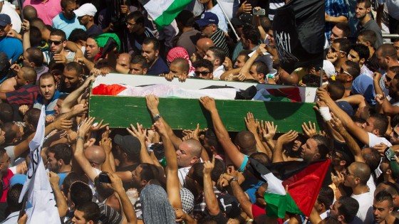  Redazione di Operai Contro, Il risultato dell’autopsia preliminare indica che Mohammad Abu Khdeir, il ragazzo palestinese di 16 anni rapito e ucciso nei giorni scorsi a Gerusalemme est, è stato bruciato vivo. Il giovane è stato ammazzato per vendetta A indicarlo sono stati i primi risultati dell’autopsia condotta sul cadavere del giovane, come spiega il procuratore generale palestinese Mohammed al-A’wewy all’agenzia di stampa Wafa. “Le cause del decesso sono state le ustioni”, ha detto. Per le autorità israeliane sono ancora da chiarire le circostanze della morte di Abu Khdair. L’autopsia sul suo corpo è stata condotta da medici israeliani insieme […]