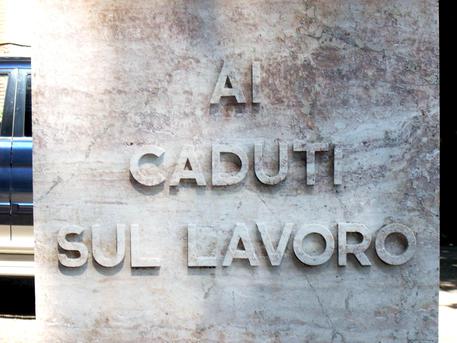 Redazione di Operai Contro, Le morti accertate sul lavoro nel 2013 sono state 660, in ribasso di circa il 21% rispetto all’anno precedente. Lo rileva l’Inail, spiegando che si tratta di un nuovo minimo storico, il livello più basso da quando è iniziata la rilevazione, ovvero dal 1954, ben 59 anni fa. I pasciuti funzionari dell’INAIL non comunicano il grande aumento dei licenziamenti. I pasciuti funzionari dell’INAIL non comunicano l’aumento dei morti per fame I pasciuti funzionari dell’INAIL non comunicano il numero degli operai morti per tumore e ammalatosi sul lavoro Sul fronte malattie, l’Istituto ha rilevato nel 2013 […]