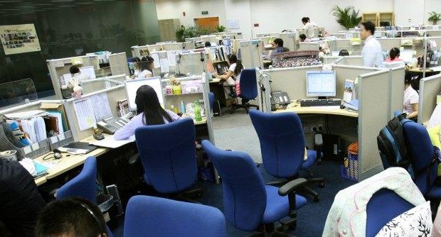 Redazione di operai Contro, il gangster Renzi dopo aver salvato i padroni in Italia, ora pensa a salvare i paadroni in europa. Invio un articolo per chiarire quali sono le condizioni dei lavoratori dei call centere Un lavoratore di Taranto “La situazione degli operai dell’Ilva, schiacciati tra tumore e e disoccupazione, è solo la vicenda più emblematica della condizione dei lavoratori di Taranto, ma non è l’unica. Quello che accade nei call center del capoluogo ionico non è da meno. Anzi”. Andrea Lumino, sindacalista della Slc Cgil, da anni ha dato il via a “una vera e propria caccia” […]