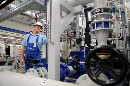 Redazione di Operai Contro, le cretinate di politici e padroni si rivelano per quelle che sono: speranze di sfruttatori. La ripresa è una parola, la realtà è il calo della produzione industriale. Torna a calare la produzione industriale a maggio con un -1,2% rispetto al mese precedente, il risultato peggiore da novembre 2012, e un -1,8% rispetto al 2013, Lo rileva l’Istat, i cui tecnici parlano di un ”dato molto negativo, al di là delle previsioni”,fNella media dei primi cinque mesi dell’anno la produzione è aumentata dello 0,1% rispetto al 2013. La produzione di autoveicoli a maggio è diminuita […]