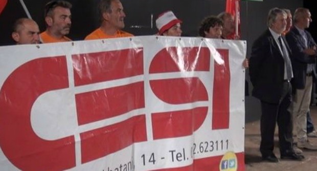 Redazione di Operai Contro, La Cesi, la più grande cooperativa edile di Imola, 403 soci lavoratori e un indotto di 1125 imprese, è in liquidazione amministrativa coatta decisa dal ministro dello sviluppo economico Federica Guidi. Se non è un fallimento è qualcosa di molto simile: per i lavoratori il futuro è solo la disoccupazione. Lunedì 21 luglio, gli operai si sono presentati in un centinaio alla serata di chiusura dellaFesta de l’Unità cittadina per incontrare Giuliano Poletti, ministro del Lavoro. La notizia,è arrivata a fine giugno, che dopo la presentazione da parte di un creditoredi una istanza di fallimento al tribunale di Bologna la crisi […]