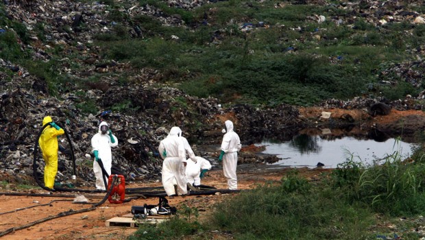 Agosto 2006. La Probo Koala e il suo carico di veleni attraccano nel porto della città più popolosa della Costa D’Avorio. A bordo ci sono 530 metri cubi di liquami prodotti dalla raffinazione del petrolio tramite sodacaustica e altri agenti inquinanti. L’obiettivo della multinazionale europea Trafigura, leader mondiale del settore degli idrocarburi, è disfarsi a tutti i costi di quel materiale perché il trattamento dei rifiuti costerebbe troppo. E così succede: notte tempo una serie di autocisterne scaricano il materiale in 18 diversi punti della metropoli: in ex discariche, nei tanti corsi d’acqua della laguna, vicino a case e scuole. E’ una bomba ecologica che avvelena tuttaAbidjan: stime indipendenti parlano di oltre 100mila persone coinvolte. Ancora […]