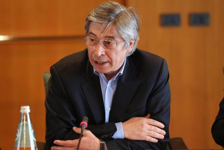 Redazione di Operai Contro, noi poveri cristi siamo circondati da Superman del Pd e non lo sappiamo. Avete pubblicato corrispondenze in cui veniva denunciato che dopo 50 anni c’erano ancora sopèravvissuti ai terremoti che vivevano in case provvisorie. Ma questo è il terremoto di Renzi, tutto è sprint. I morti continuano ad aumentare, siamo a 295, i feriti sono oltre 400, migliaia gli  sfollati. Errani il commissario nominato9 da Renzi afferma:”Per la prima volta nella storia della gestione dei terremoti in Italia l’emergenza e la ricostruzione viaggeranno in contemporanea, in modo tale da ridurre ancora di più i tempi”. […]