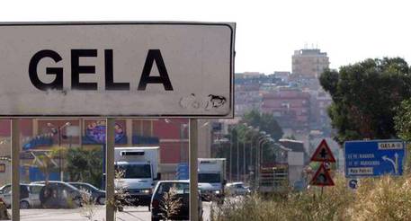 cronaca Tre operai sono stati travolti e uccisi da un treno regionale mentre lavoravano ai binari della ferrovia Gela-Licata, vicino a Butera (Cl). Non è chiara la dinamica dei fatti. Sul posto ci sono i carabinieri di Gela.Rete ferrovie italiane avvia inchiestaAlle 17.55, spiega in una nota Rfi, il “treno regionale 12852 Gela – Caltanissetta ha investito mortalmente tre operai di Rfi, società dell’infrastruttura del gruppo FS Italiane, che si trovavano sui binari per motivi ancora da accertare, tra le stazioni di Butera e Falconara”. Rfi ha avviato un’inchiesta per verificare cause e dinamica dell’incidente.  