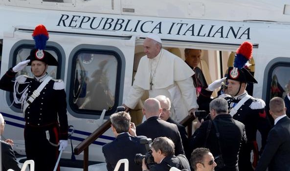 Redazione di Operai Contro, Francesco ha voglia di scherzare: «Non avere lavoro non è solo non avere il necessario per vivere: no, noi possiamo mangiare tutti i giorni, andare alla Caritas o altre associazioni. Il problema è non portare il pane a casa, questo toglie la dignità», Il problema Francesco è che noi operai lavoriamo come schiavi per poter portare il pane a casa. Probabilmente Francesco non ha mai dovuto lavorare per i padroni Francesco ha detto:  «Il problema più grave non è la fame, è la dignità: dobbiamo difenderla e la dà il lavoro».  «Oggi vorrei unire la […]