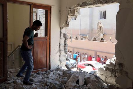 Redazione di Operai Contro,  Nella notte un razzo ha colpito un serbatoio di carburante a 10 miglia da Tripoli causando un gravissimo incendio che rischia di provocare una “catastrofe”, riferisce il portavoce della società petrolifera Noc spiegando che i vigili del fuoco non sono riusciti a circoscrivere le fiamme e sono stati costretti ad abbandonare il luogo dove ora si teme un’esplosione, con effetti fino a un raggio di 3-5 km. I residenti sono stati invitati ad abbandonare la zona, teatro negli ultimi giorni di scontri tra milizie rivali. Gli italiani che hanno voluto lasciare la Libia sull’orlo di una nuova guerra […]