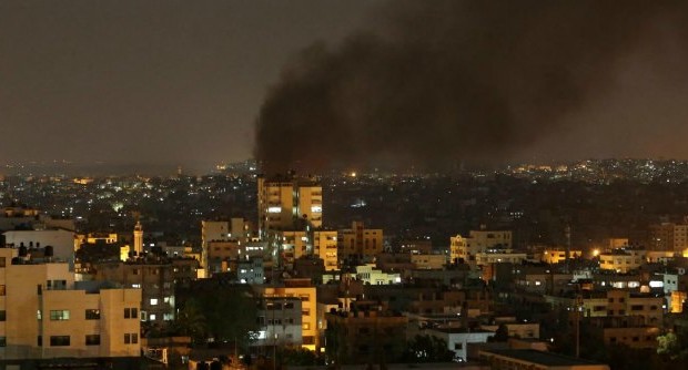 Redazione di Operai Contro, Quinto giorno di bombardamenti Israeliani su Gaza. Gli assassini d’Israele pensano che noi Palestinesi abbiamo paura di morire. Si sbagliano abbia solo paura di non ribellarci agli assassini d’Israele I palestinesi uccisi dai Bombardamenti sono più di 120 migliaia i feriti. Molti dei feriti moriranno perchè non abbiamo medicine. Il dittatore Egiziano,ci impedisce di trasferire i feriti in Egitto. L’orrore e la ferocia degli assassini sionisti aumentano. A Beit Lahya (a nord di Gaza) l’aviazione israeliana ha centrato un orfanotrofio, provocando la morte di tre piccole bambine disabili. Gran parte dei palestinesi assassinati sono donne e […]