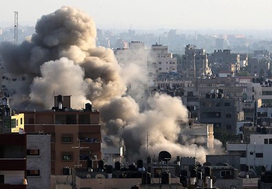 Redazione di Operai Contro,   Gaza è in fiamme per i bombardamenti dei sionisti Noi Palestinesi non ci arrendiamo. Dovranno venire con l’esercito e venderemo cara la pelle. Tutto il popolo arabo deve vedere la ferocia dei padroni sionisti. Il loro tentativo di annientarci lo pagheranno molto caro Operai italiani chiediamo il vostro aiuto e la vostra solidarietà Un palestinese