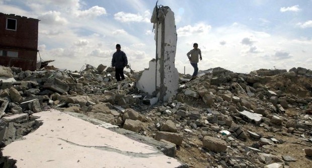 Redazione di Operai Contro, nel quindicesimo giorno dei bombardamenti di Israele contro Gaza, continua a salire il numero delle vittime palestinesi : 605 i morti palestinesi e 3.700 i feriti.  Negli ultimi raid nel nord del territorio palestinese, morto l’ennesimo bambino e tre donne, una delle quali incinta. Secondo l’Unicef, dallo scoppio del conflitto 121 minori palestinesi sono stati uccisi a Gaza; due su tre hanno meno di 12 anni. L’Onu afferma che “a Gaza non vi è letteralmente nessun posto sicuro per i civili”. Bombe anche su campo profughi di Nuseirat. Fonti governative egiziane fanno sapere che “sono 2230 i palestinesi che hanno attraversato il confine tra Striscia ed Egitto” da […]