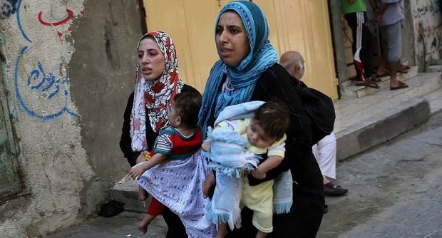 Redazione di Operai Contro, E’ di 17 morti e di circa 200 feriti il bilancio delle vittime del bombardamento nella scuola dell’Unrwa (l’ente dell’Onu per i profughi palestinesi) a Beit Hanun, nel nord della Striscia. “Tra loro ci sono 7 bambini“,  La scuola, ha detto un funzionario dell’Unrwa, fungeva da rifugio per abitanti di Beit Hanun costretti ad abbandonare nei giorni scorsi le loro abitazioni, prima dell’ingresso delle forze di terra israeliana. Il fuoco nella sua direzione, ha precisato, non è stato preceduto da avvertimenti di sorta.  “Il bombardamento contro la scuola dell’Unrwa è un crimine atroce“, si legge in un comunicato di Hamas: Israele “dovràpagarne il prezzo“. Non solo: tre insegnanti delle scuole […]